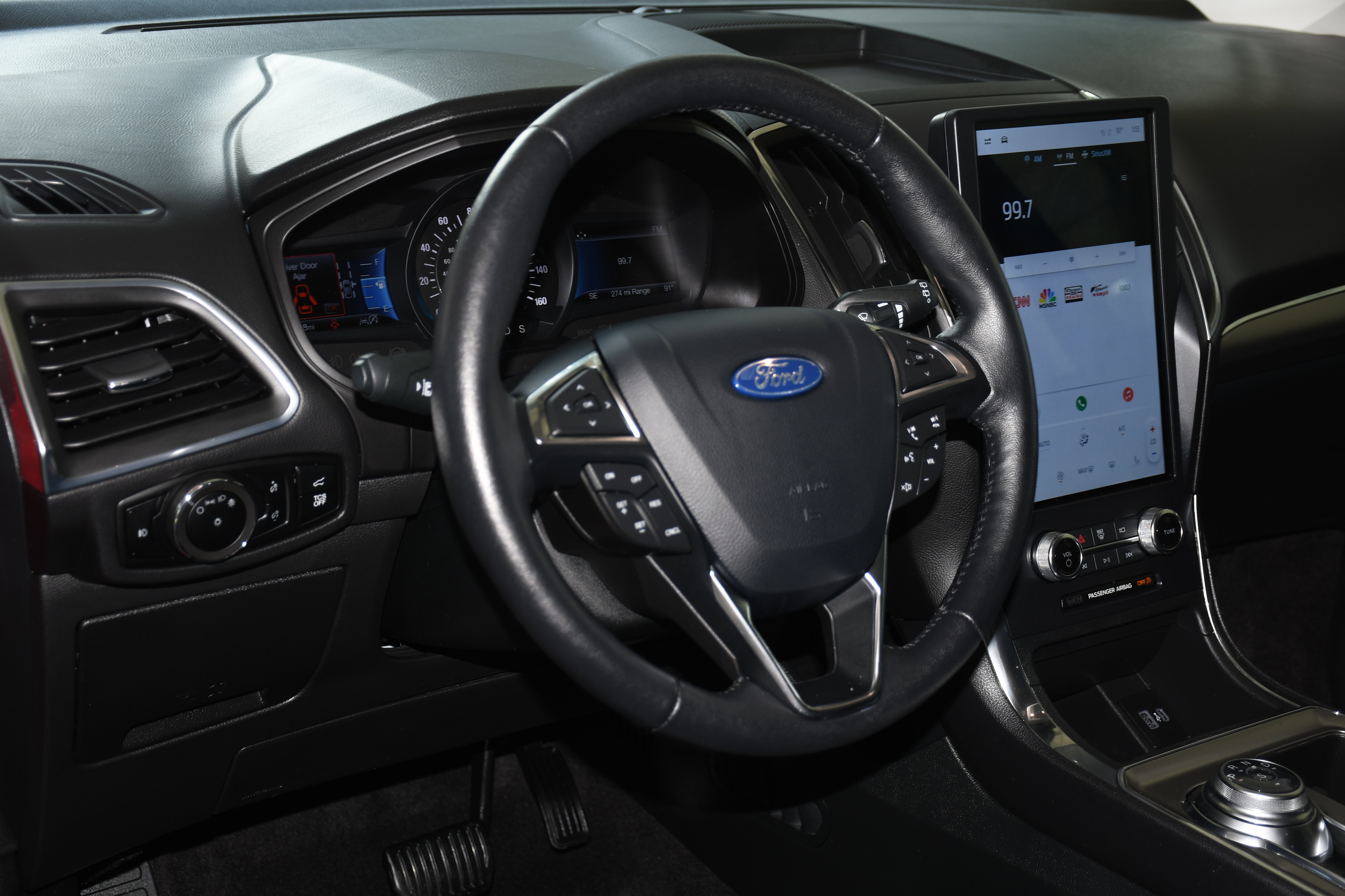 Used 2024 Ford Edge Titanium image 9