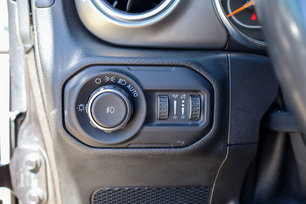 Used 2019 Jeep Wrangler Unlimited Sahara w/ Safety Group AWD/4WD image 26