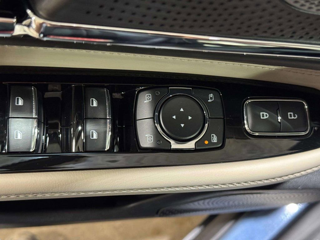 Used 2025 Lincoln Corsair Grand Touring image 8