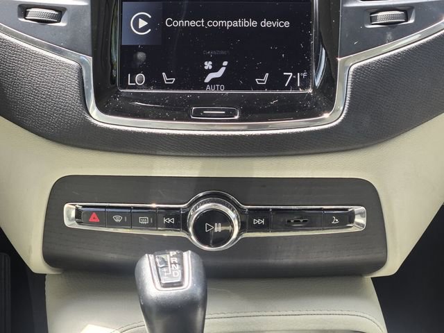 Used 2020 Volvo XC90 T5 Momentum w/ Protection Package Premier FWD image 18