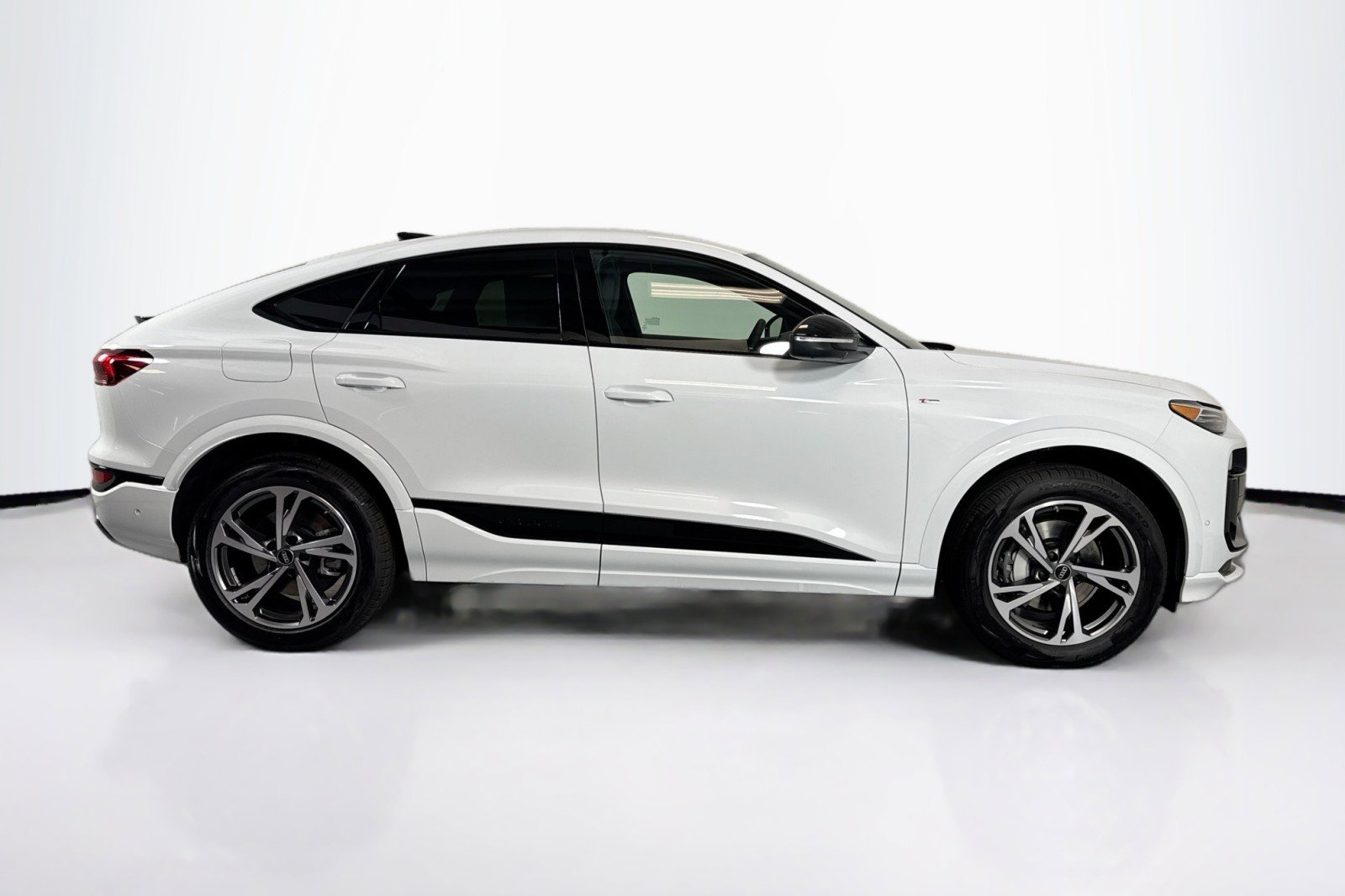 New 2027 Audi Q6 e-tron Premium Plus image 4