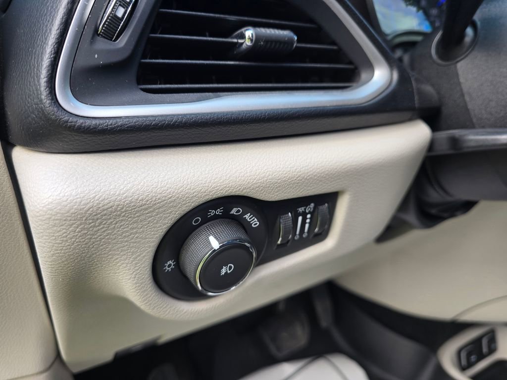 Used 2017 Chrysler Pacifica Touring-L FWD image 13