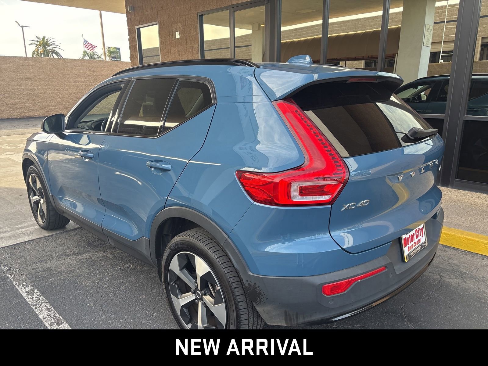Used 2024 Volvo XC40 B5 Core image 3