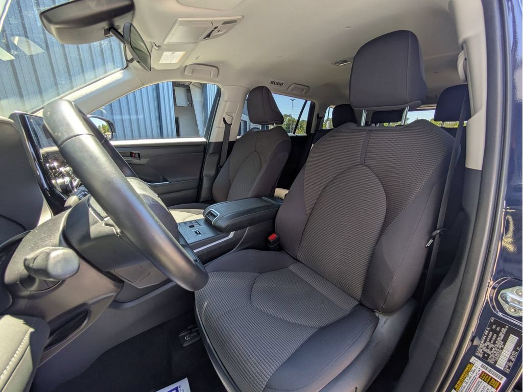 Used 2025 Toyota Highlander LE FWD image 24