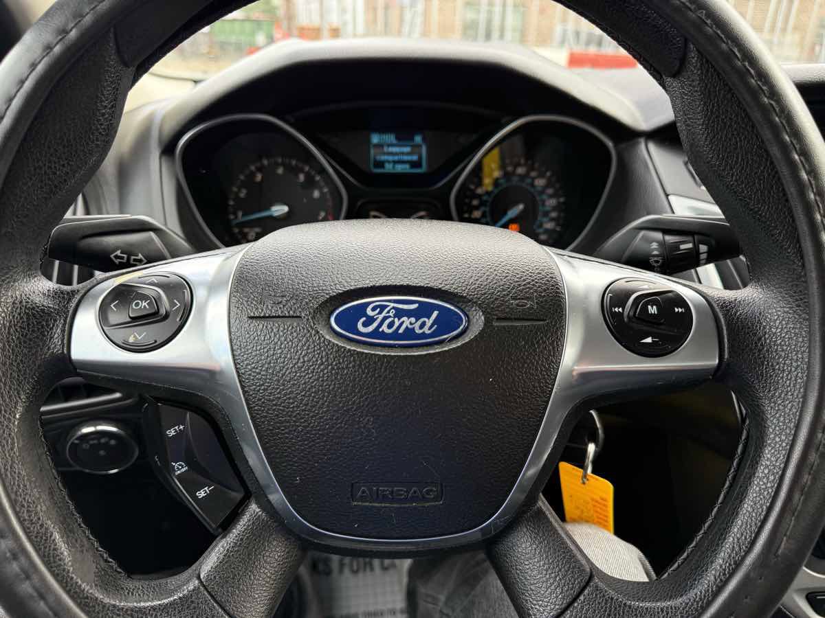 Used 2012 Ford Focus SE w/ SE Winter Pkg image 15