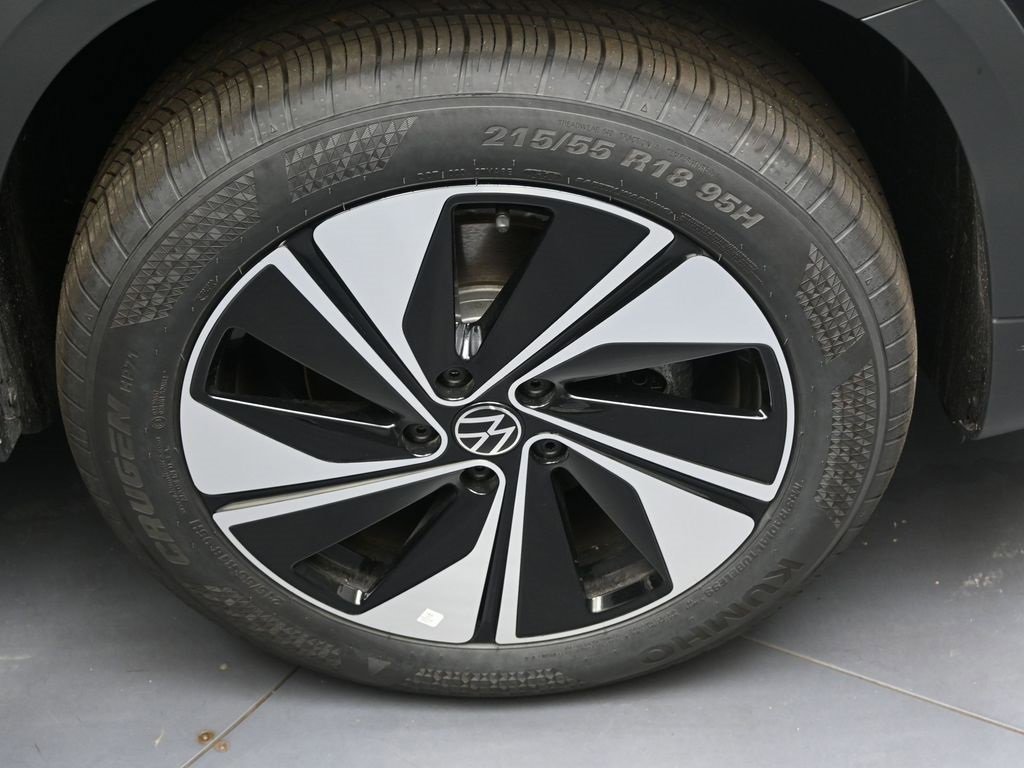 New 2025 Volkswagen Taos SE image 9