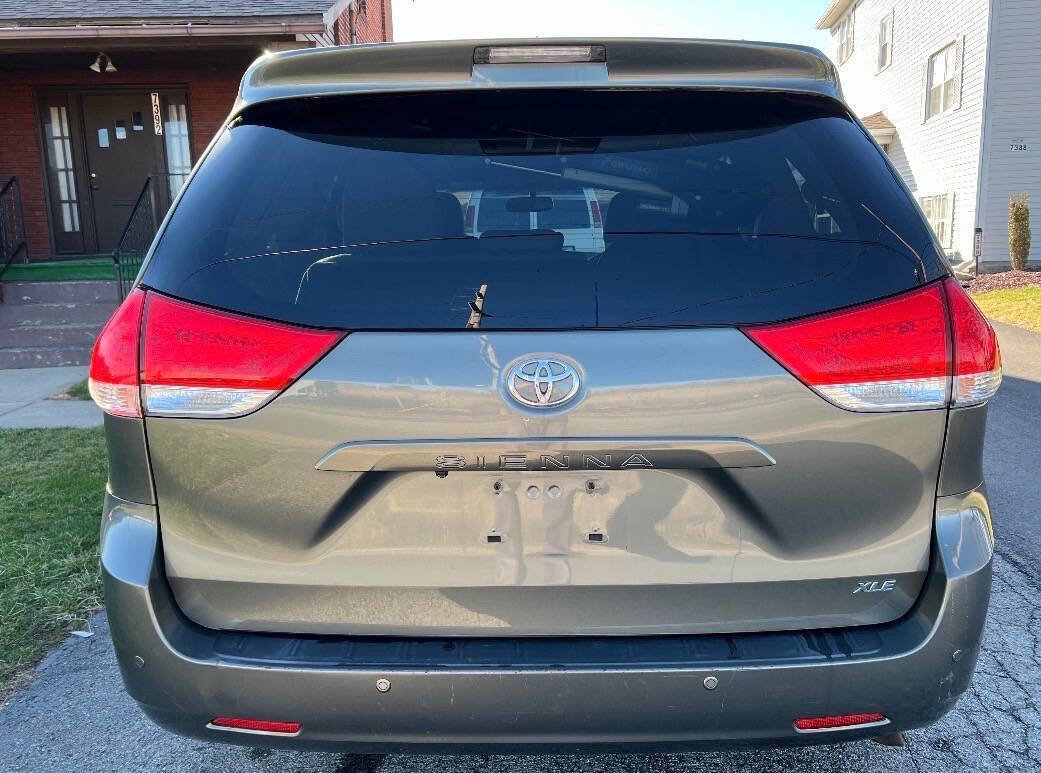 Used 2012 Toyota Sienna XLE w/ Premium Pkg FWD image 7