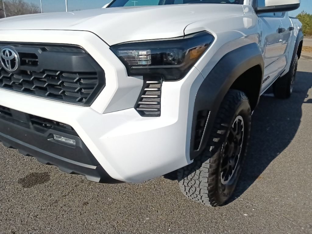 Used 2024 Toyota Tacoma TRD Off-Road image 9