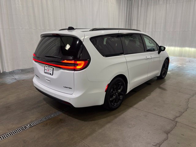 Used 2025 Chrysler Pacifica Limited FWD image 4