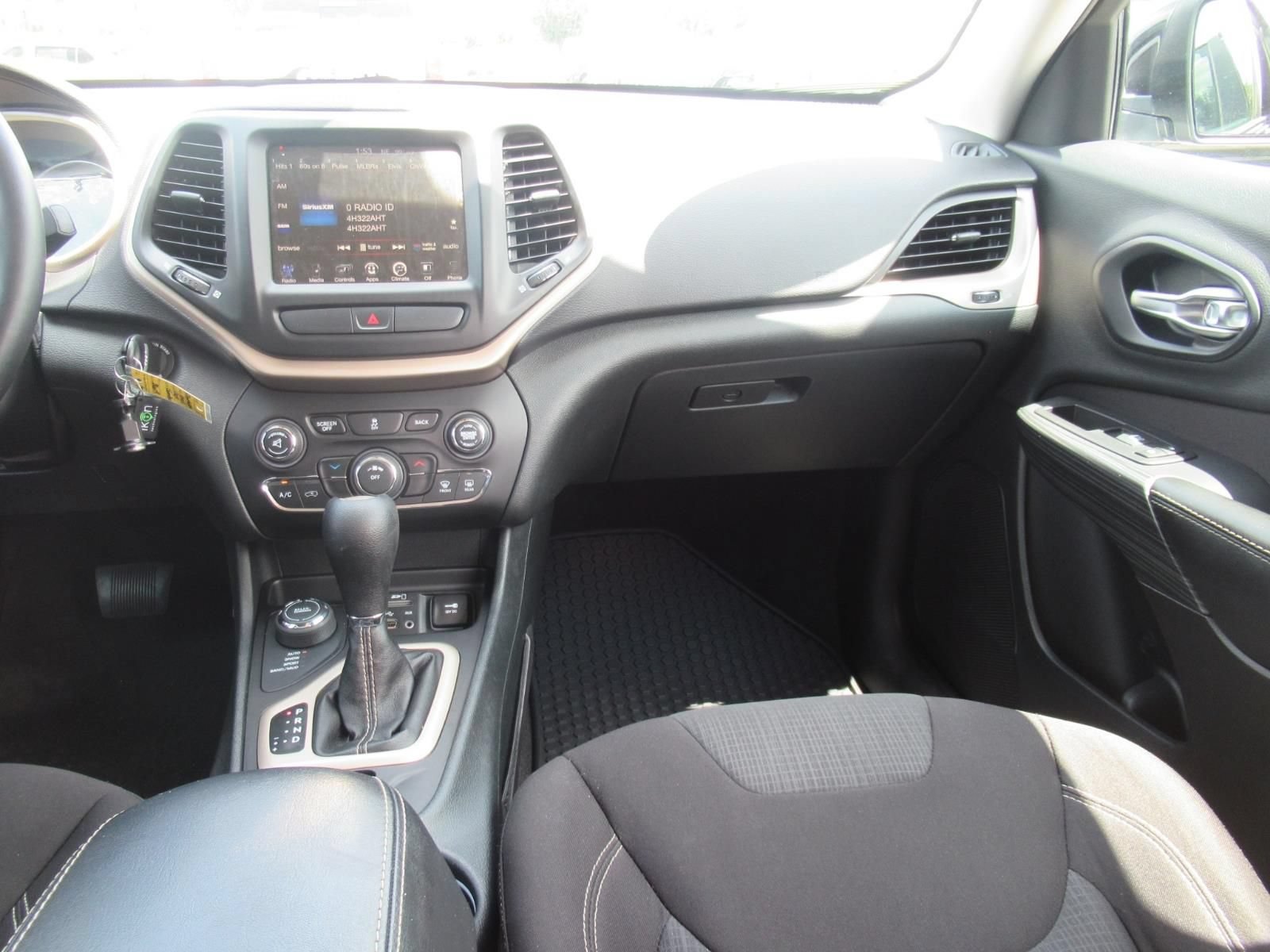Used 2015 Jeep Cherokee Latitude w/ Cold Weather Group AWD/4WD image 14