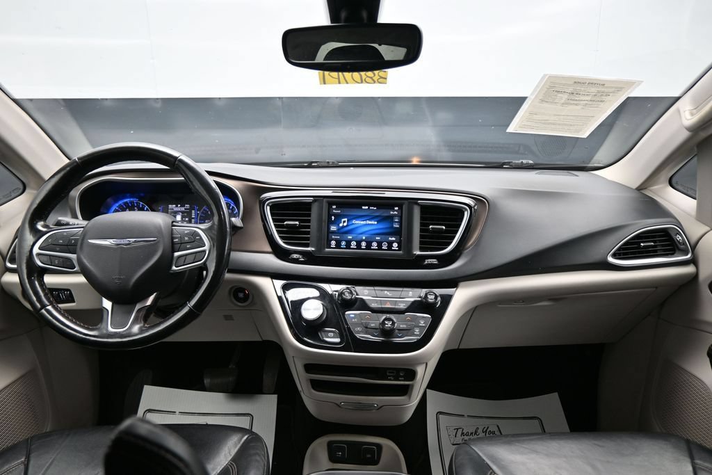 Used 2019 Chrysler Pacifica Touring-L FWD image 12