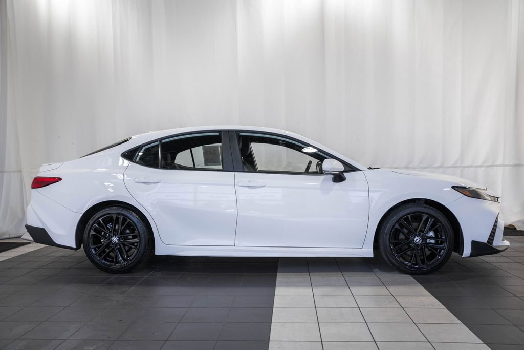 Used 2025 Toyota Camry SE image 3