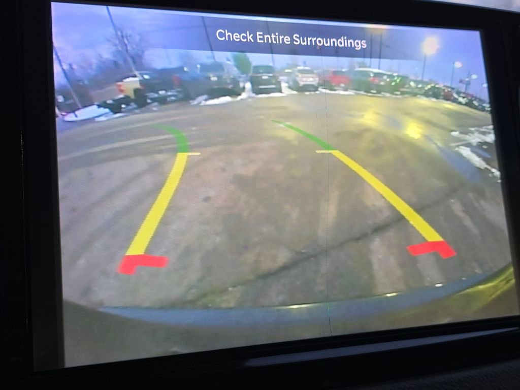 Used 2022 Chrysler Pacifica Touring-L image 7