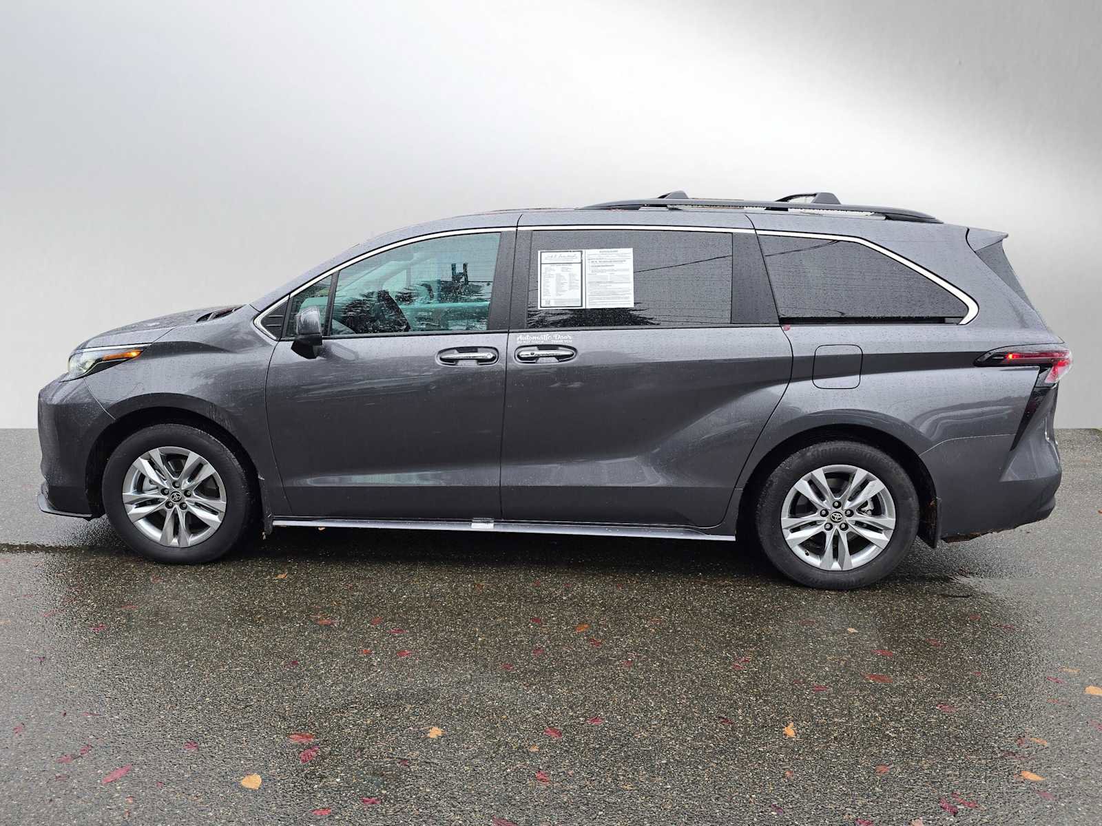 Used 2025 Toyota Sienna XLE image 6