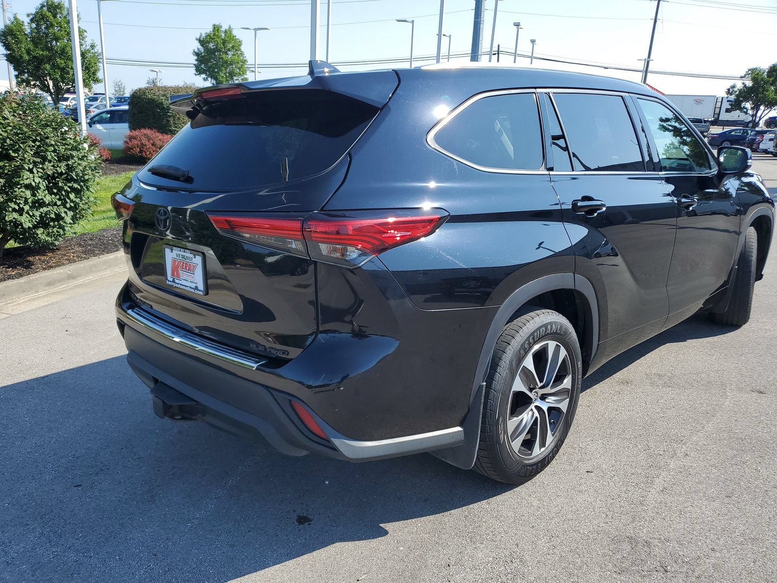 Used 2020 Toyota Highlander XLE AWD/4WD image 4