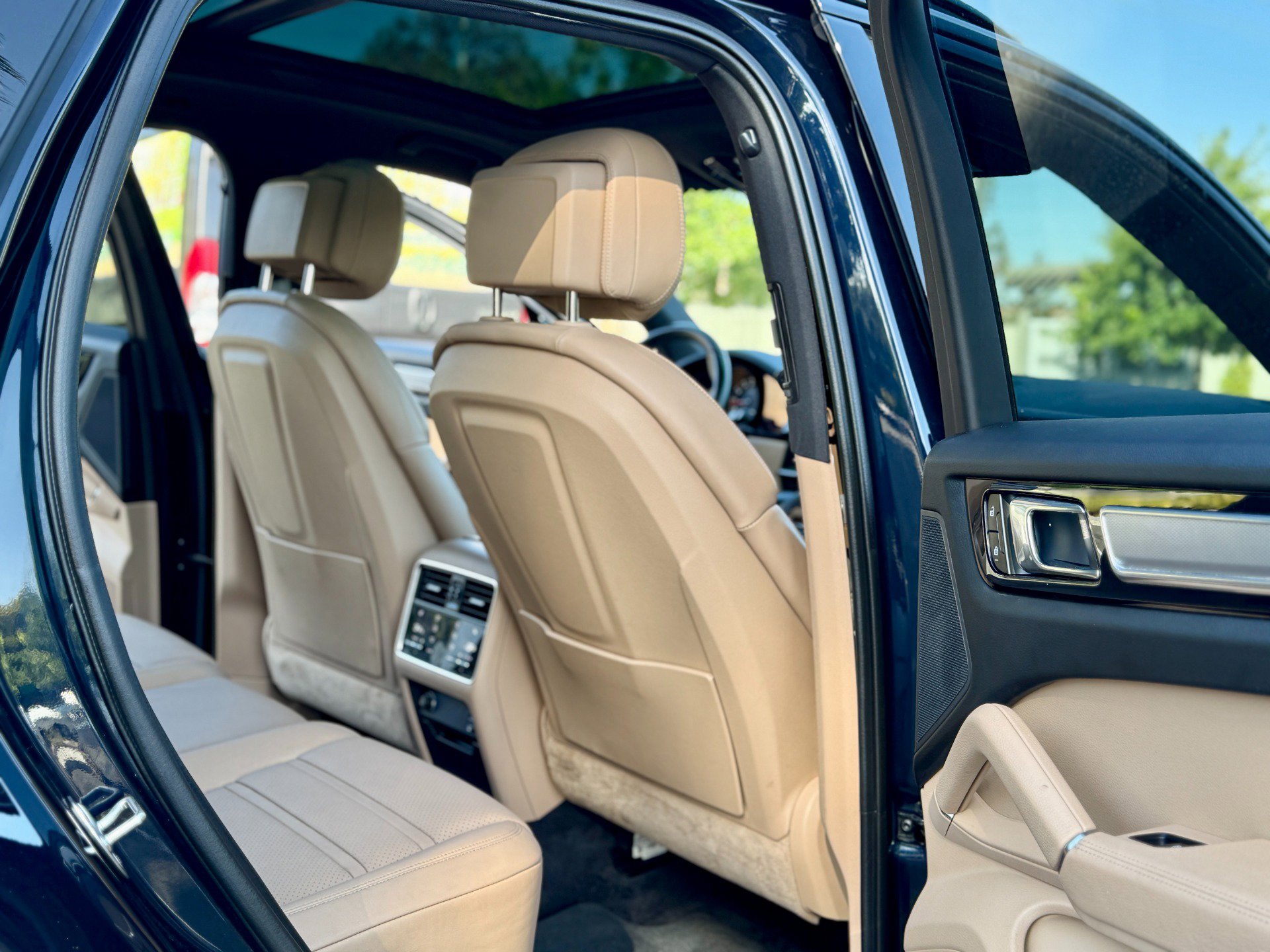 Used 2022 Porsche Cayenne Platinum Edition image 48