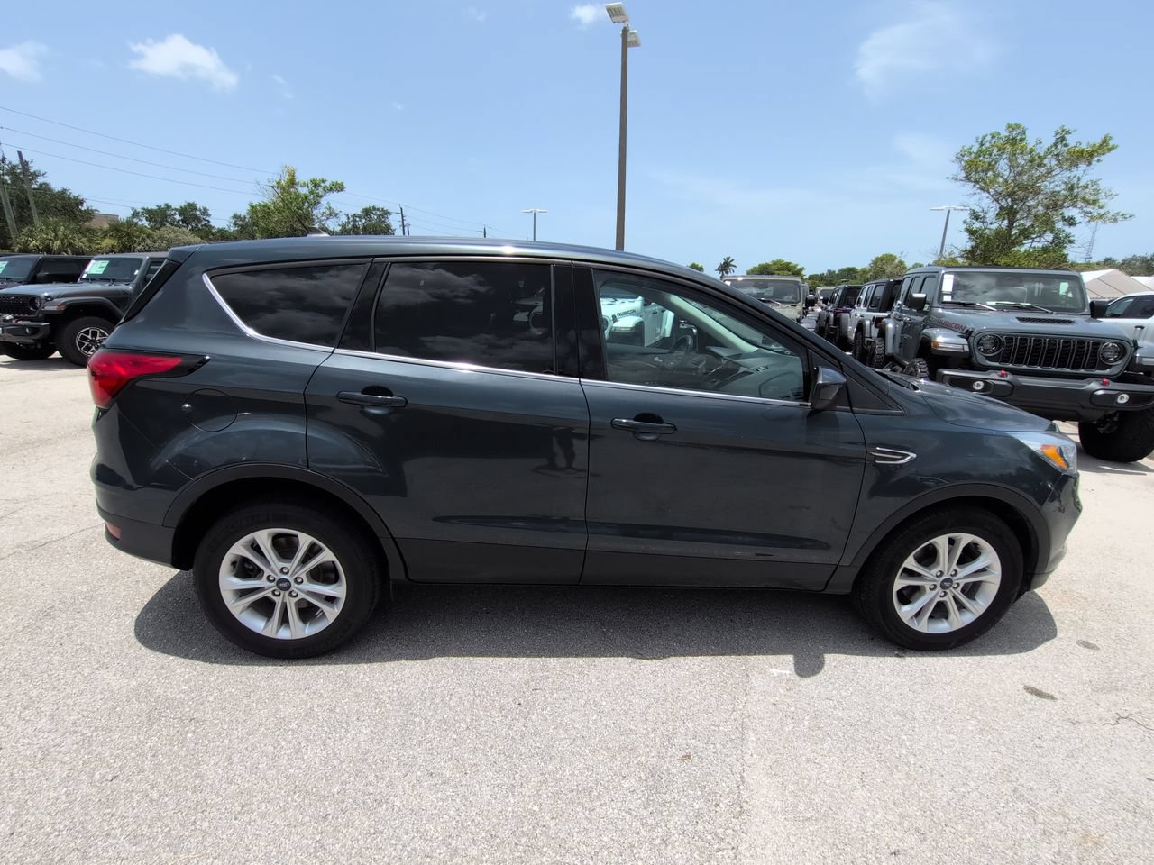 Used 2019 Ford Escape SE FWD image 4