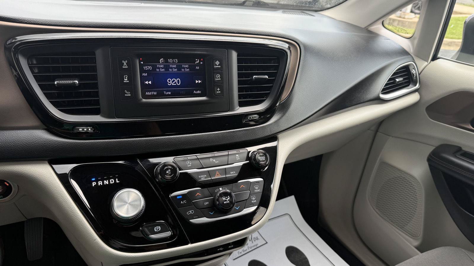 Used 2017 Chrysler Pacifica LX FWD image 26