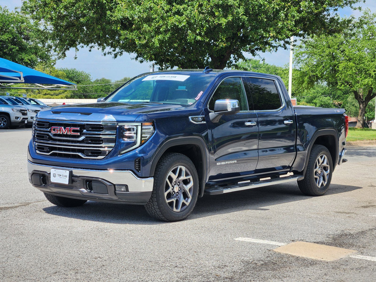 Used 2022 GMC Sierra 1500 SLT w/ SLT Convenience Package AWD/4WD image 2