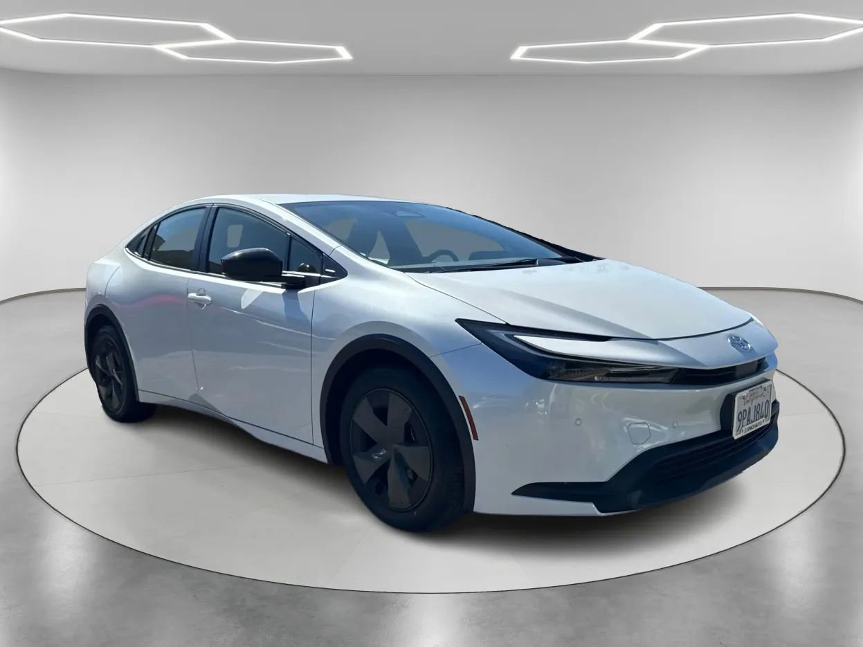 Used 2024 Toyota Prius LE image 3