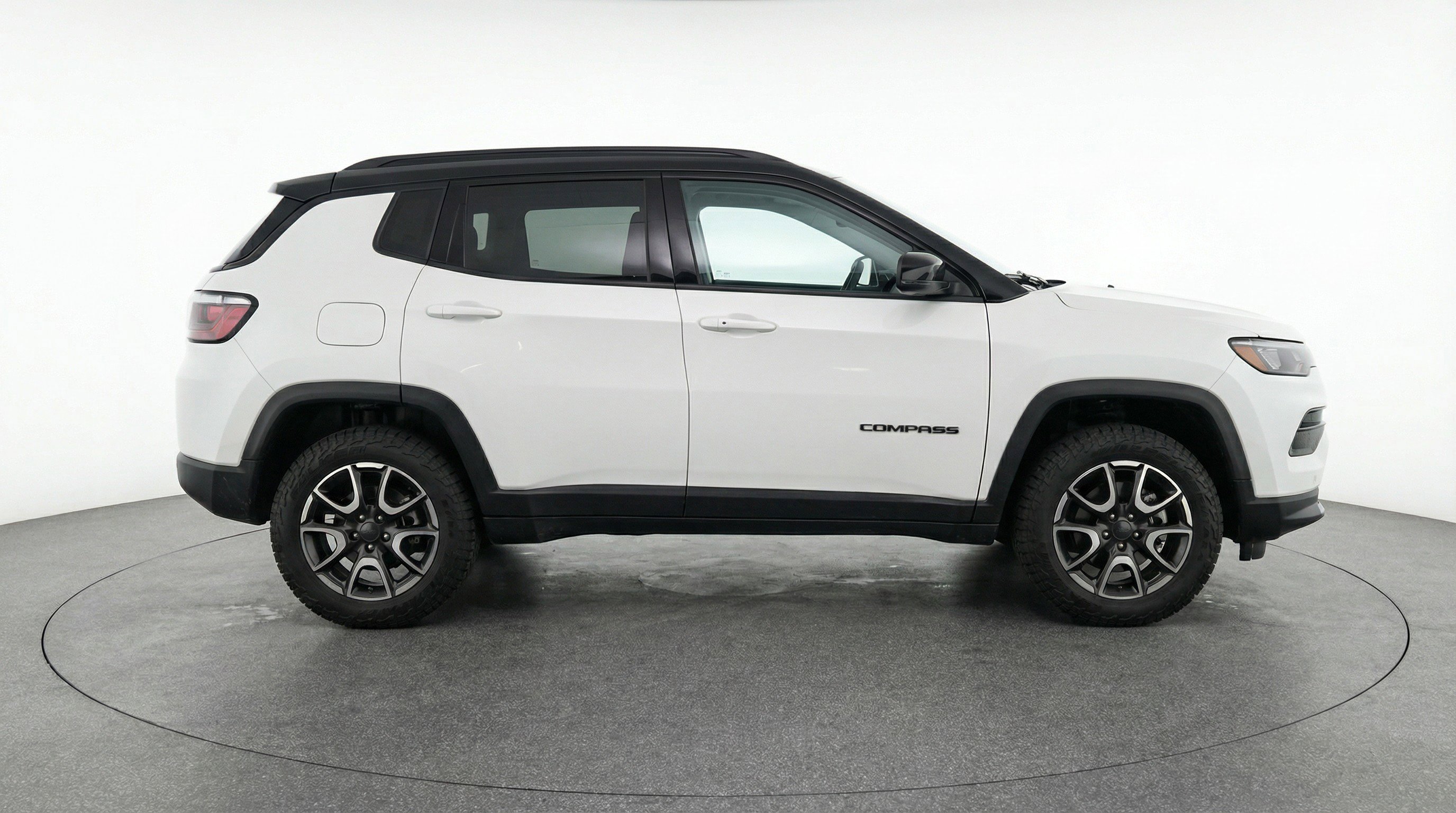 Used 2025 Jeep Compass Trailhawk AWD/4WD image 11
