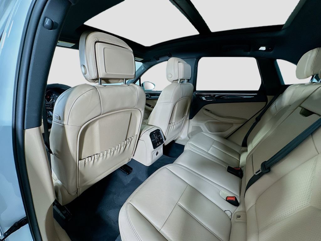 Used 2025 Porsche Macan image 24