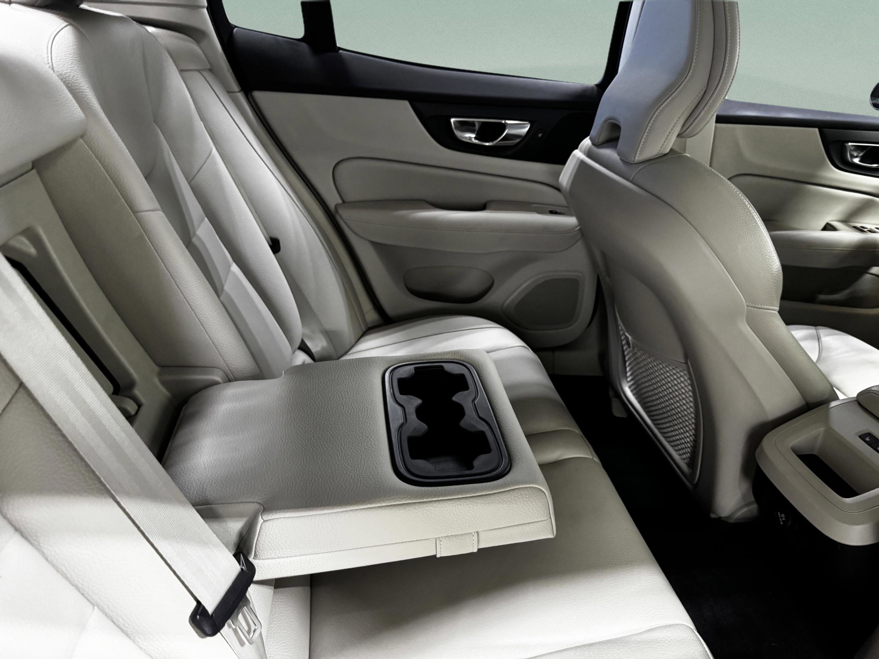 Used 2019 Volvo S60 T6 Momentum w/ Multimedia Package image 32