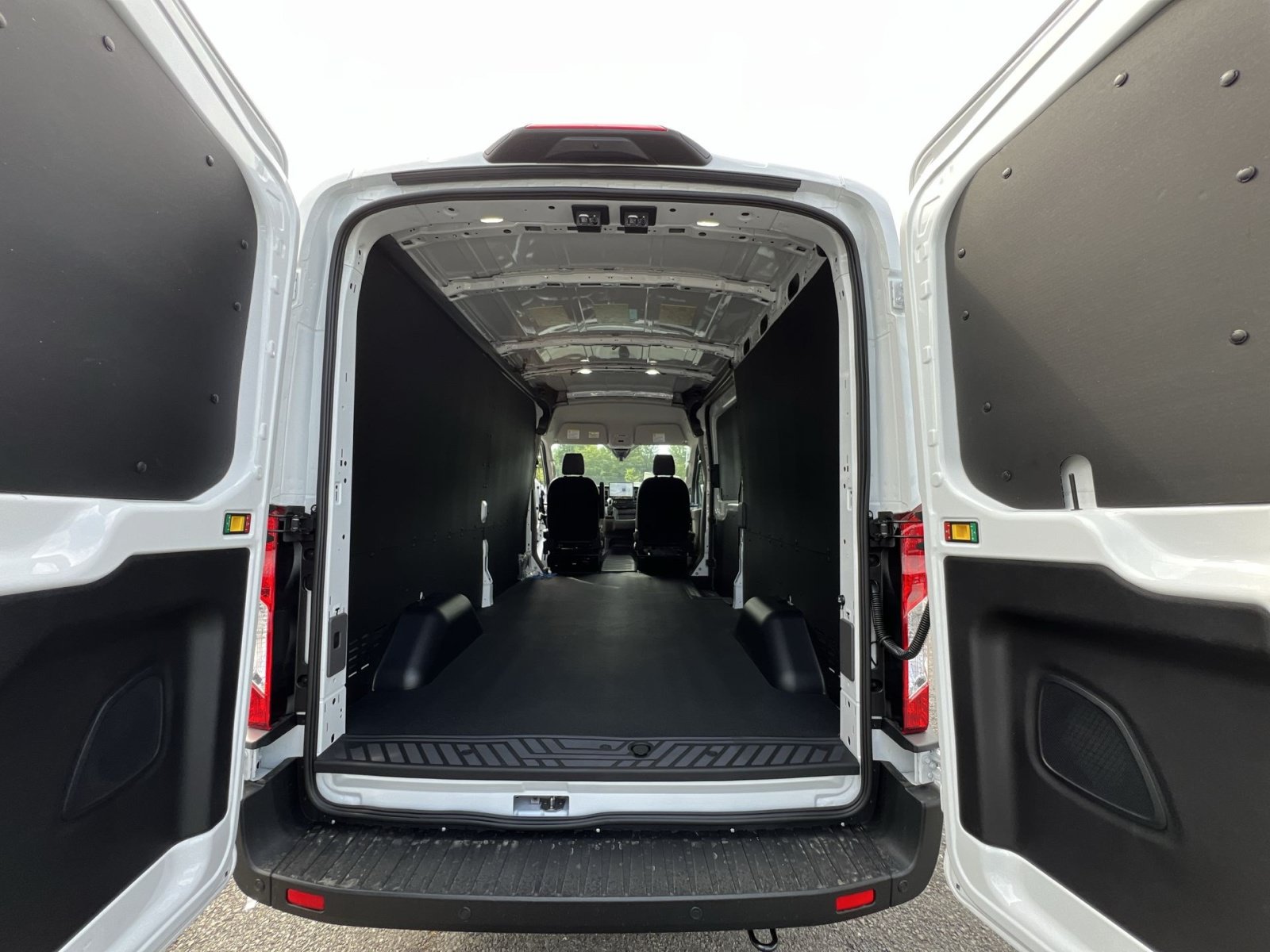 New 2026 Ford Transit 250 148 Medium Roof w/ Load Area Protection Package RWD image 32