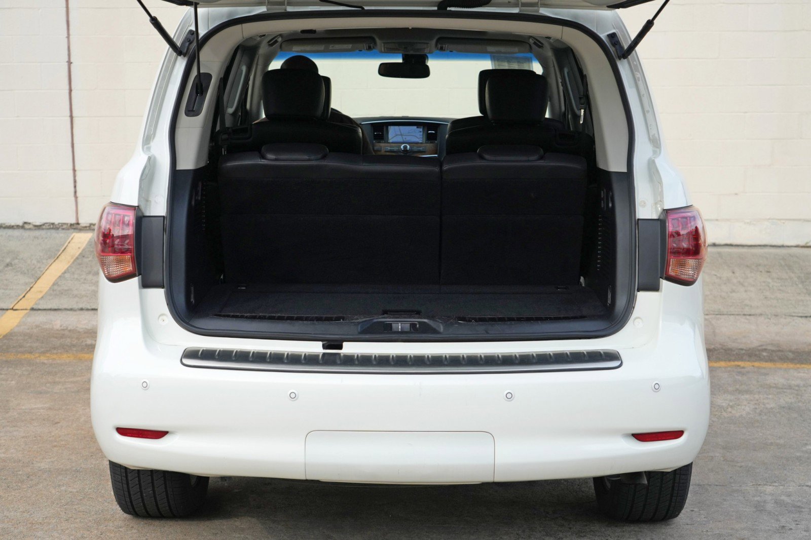 Used 2014 INFINITI QX80 4WD w/ Theater Package image 9