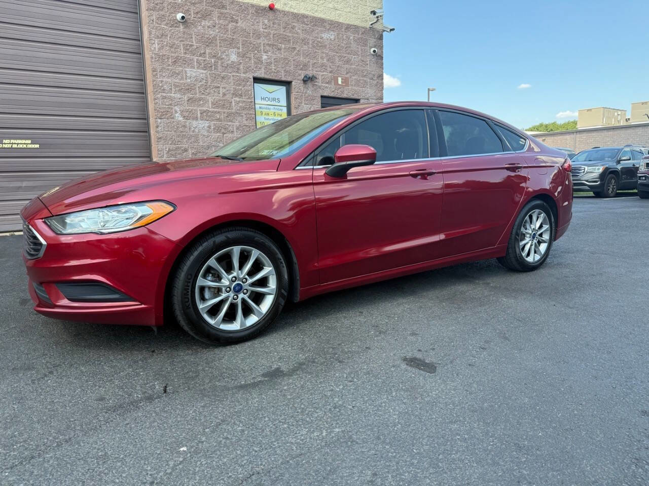Used 2017 Ford Fusion SE w/ Fusion SE Technology Package image 4