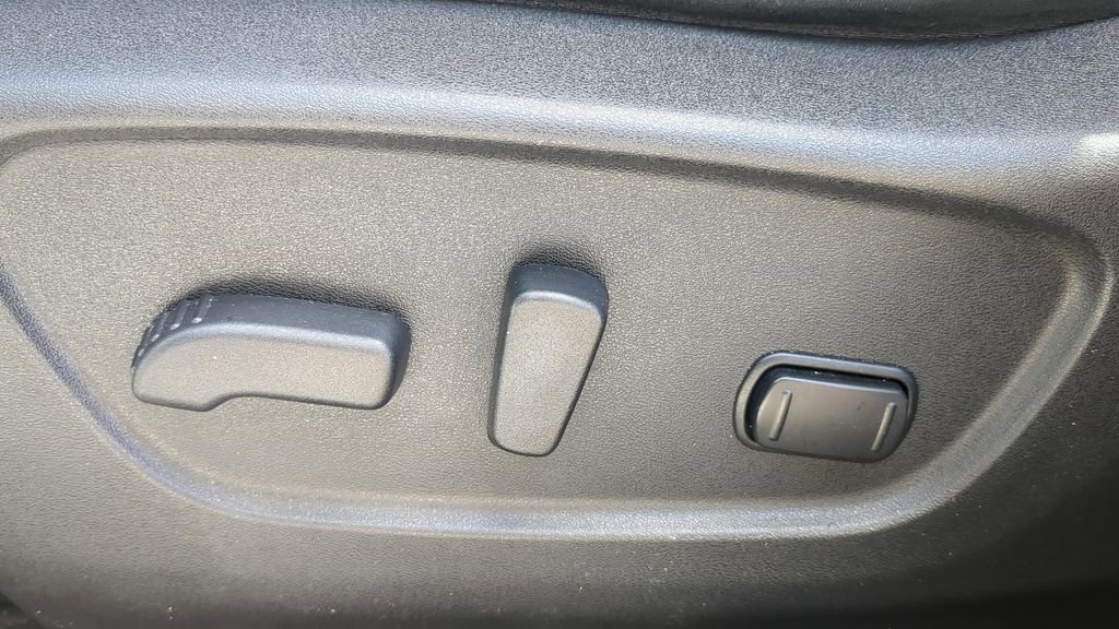 Used 2016 Nissan Rogue SV w/ SV Premium Package image 16