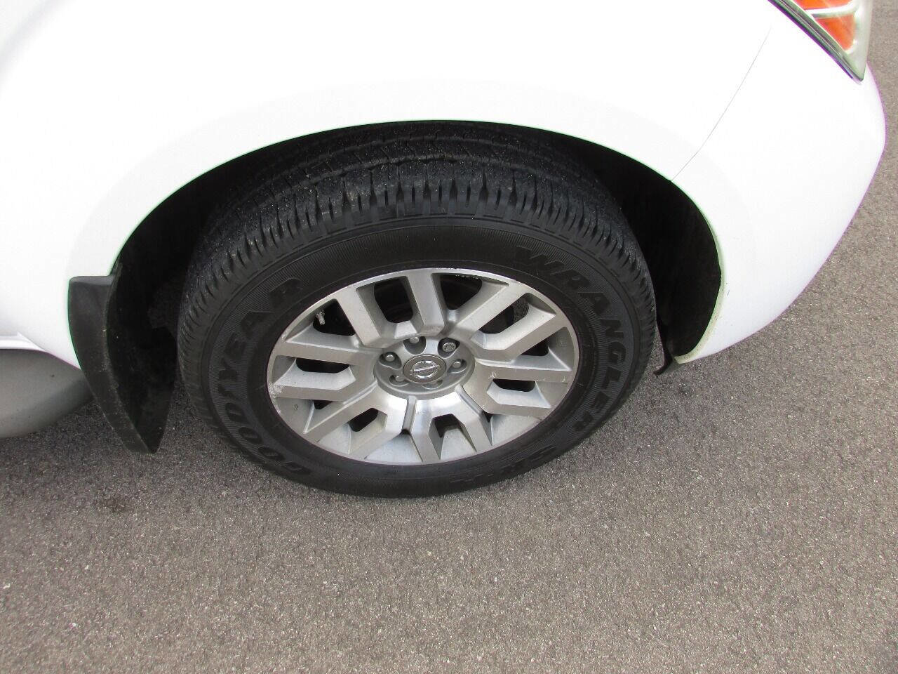 Used 2010 Nissan Pathfinder LE image 31