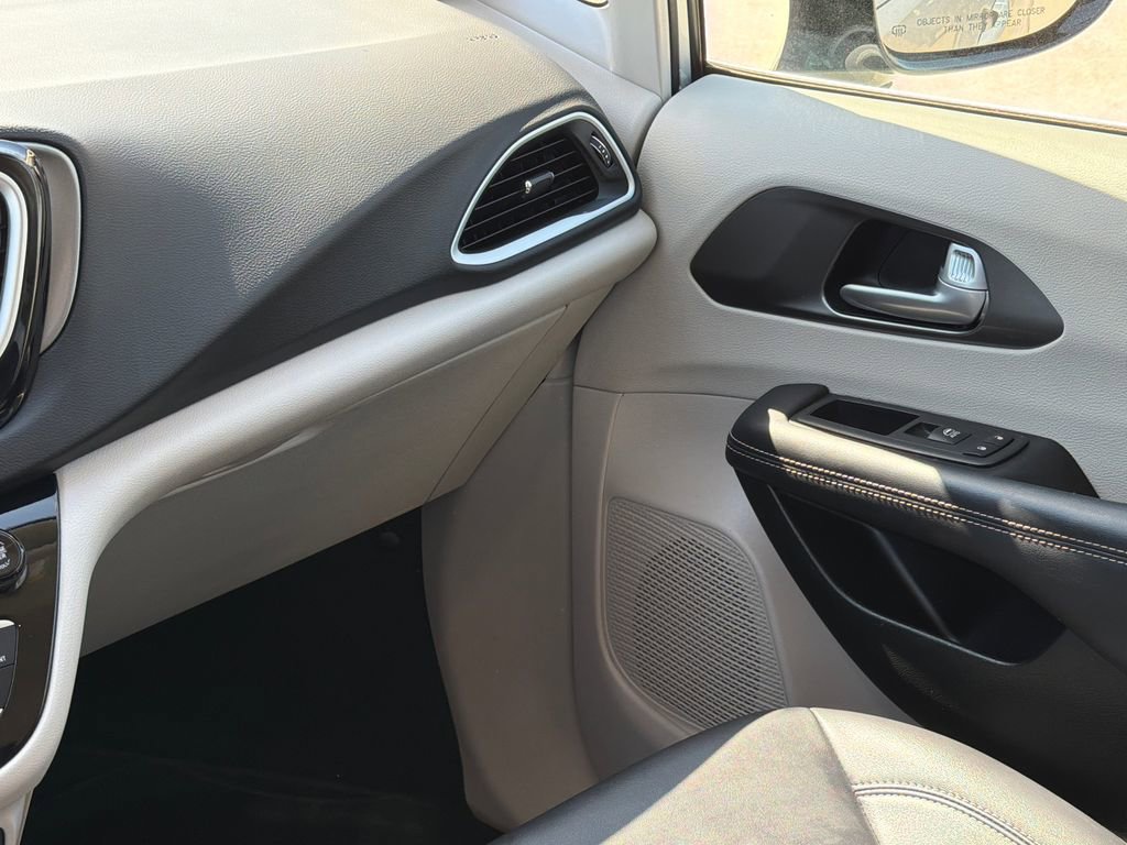 Used 2024 Chrysler Pacifica Touring-L image 16
