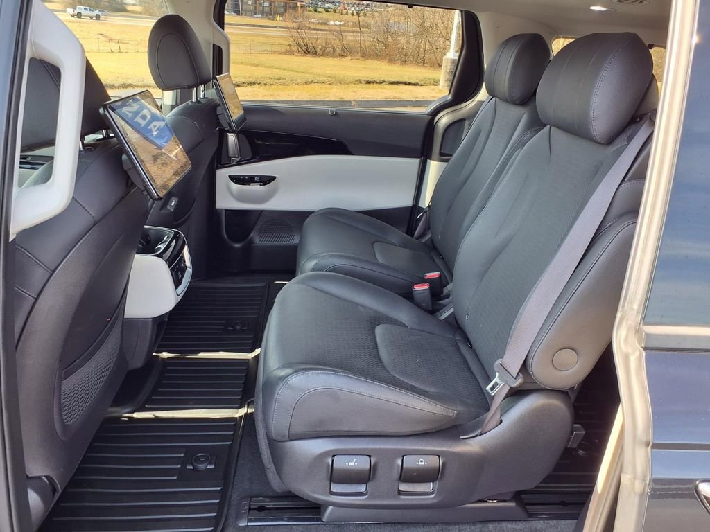 Used 2024 Kia Carnival SX Prestige image 11