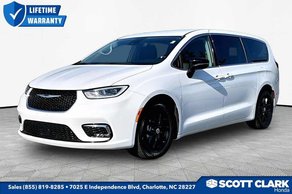Used 2024 Chrysler Pacifica Touring-L FWD image 3