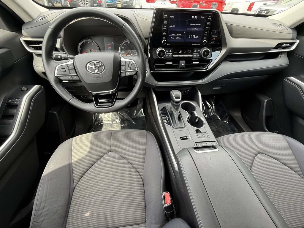Used 2020 Toyota Highlander LE FWD image 14