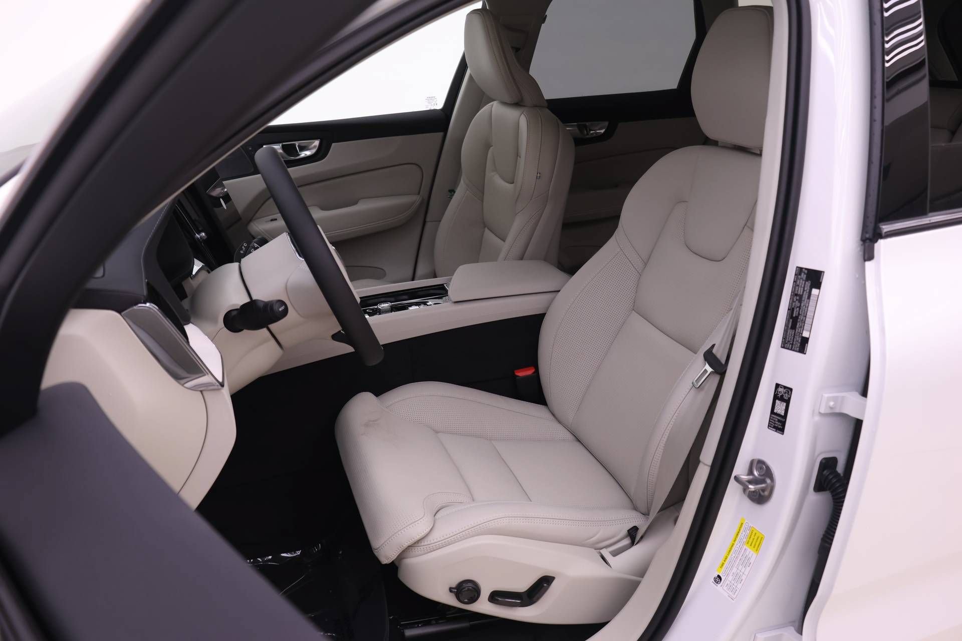 New 2026 Volvo XC60 T8 Ultra w/ Climate Package AWD/4WD image 7