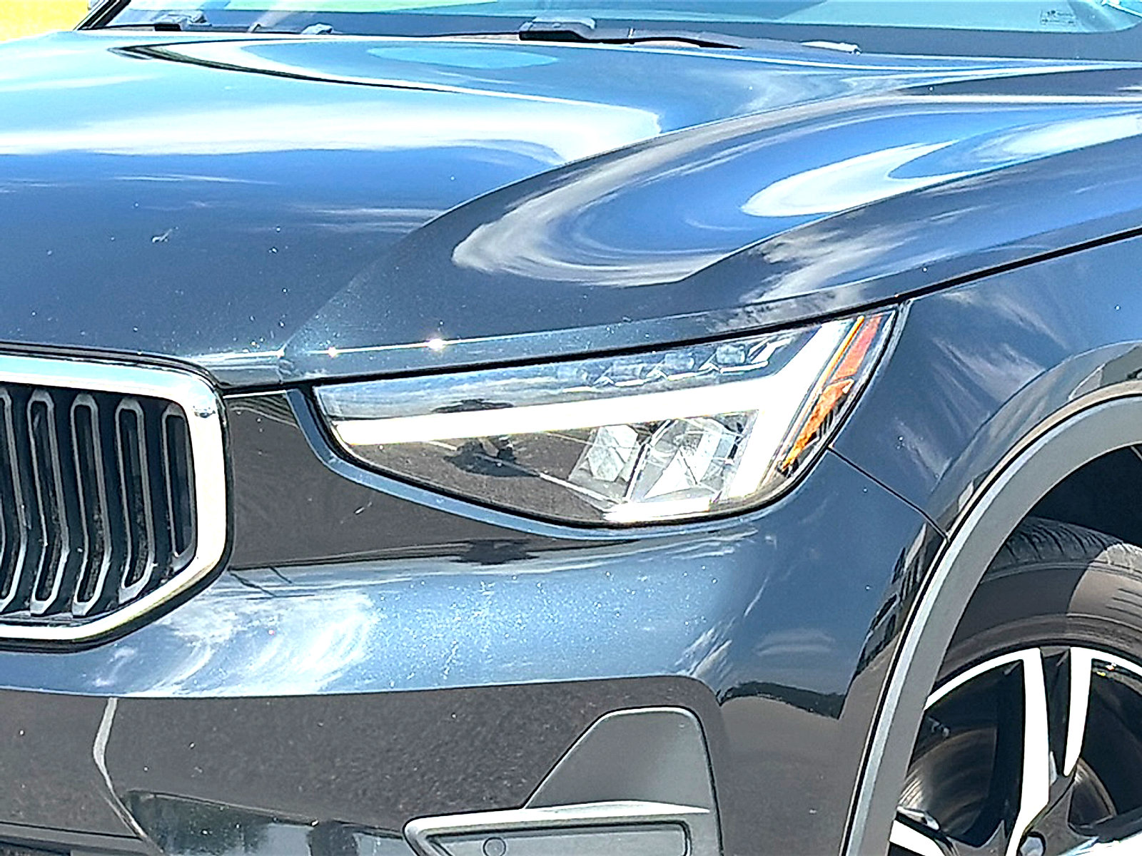 Used 2023 Volvo XC40 B5 Core AWD/4WD image 4