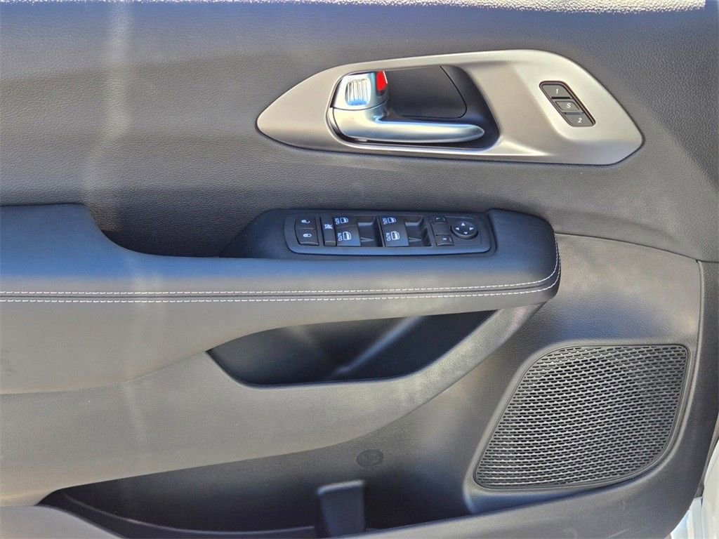 New 2026 Chrysler Pacifica Select image 10