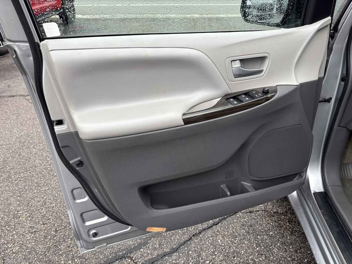 Used 2017 Toyota Sienna XLE Premium image 11