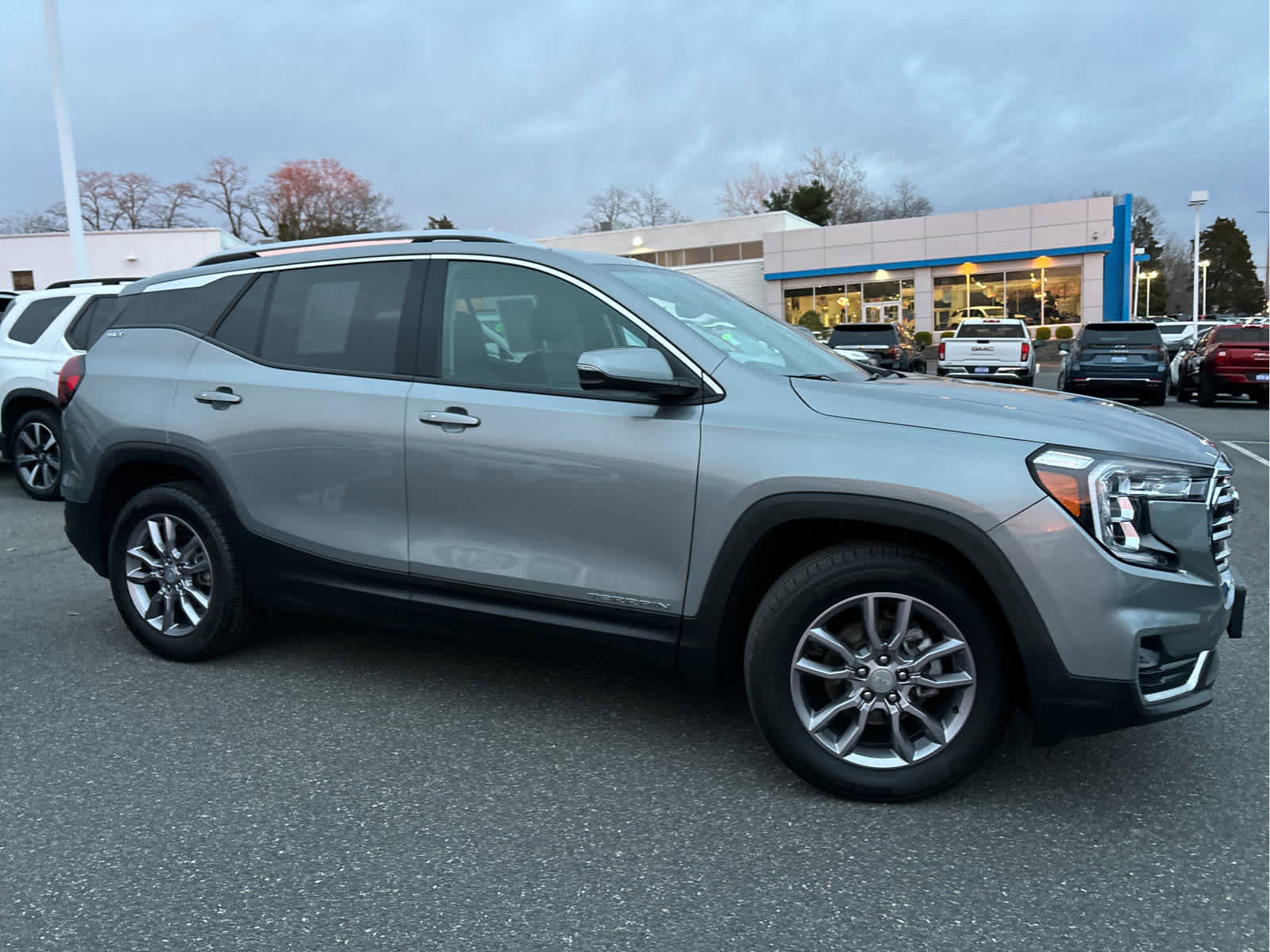 Used 2023 GMC Terrain SLT image 3