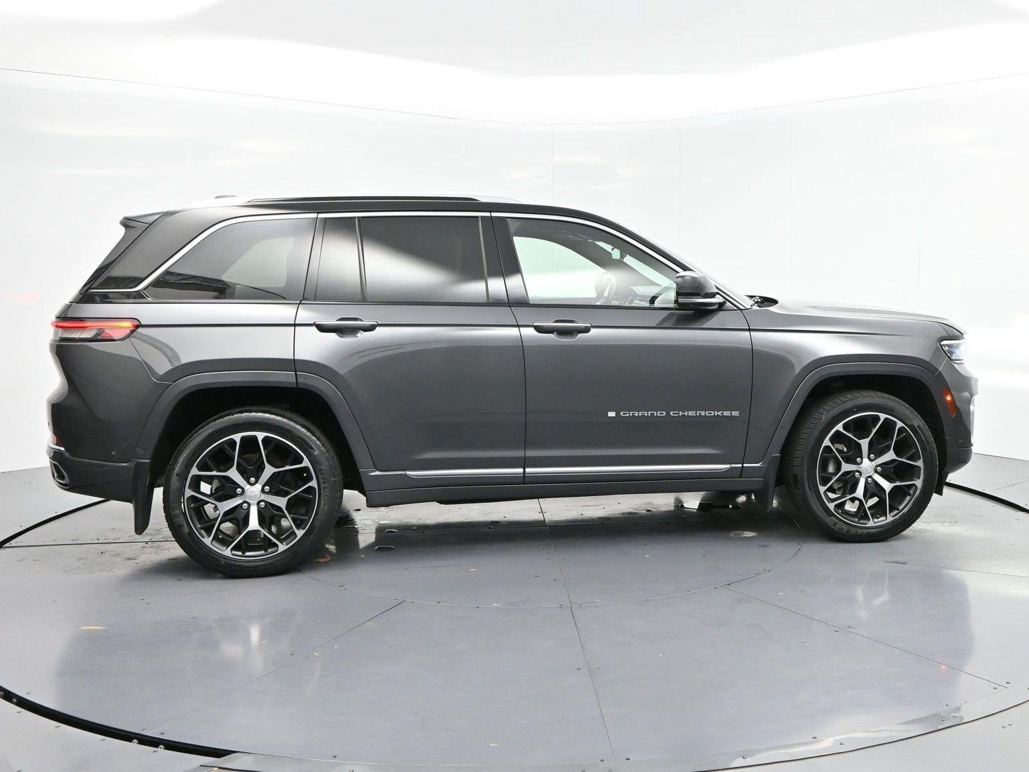 Used 2022 Jeep Grand Cherokee Summit AWD/4WD image 8