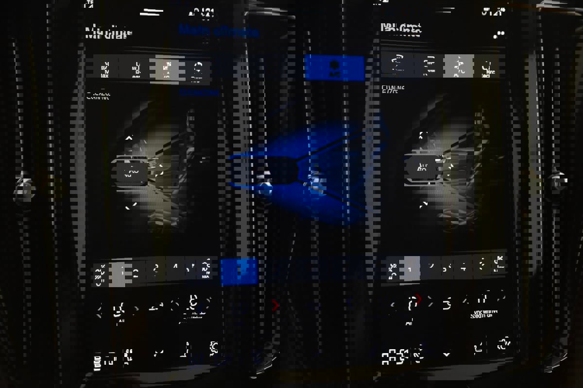 Used 2023 Volvo XC60 B5 Plus w/ Climate Package image 32