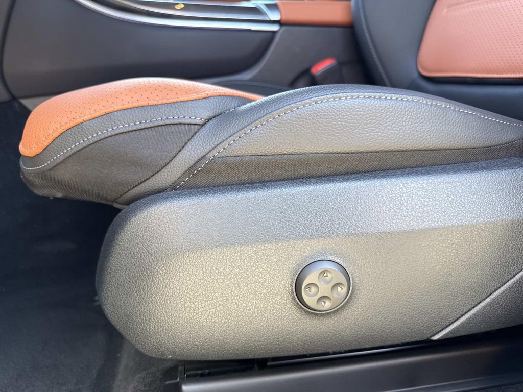 Used 2025 Mercedes-Benz GLC 300 4MATIC image 20