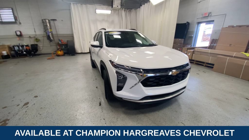 Used 2024 Chevrolet Trax LT w/ Driver Confidence Package FWD image 3