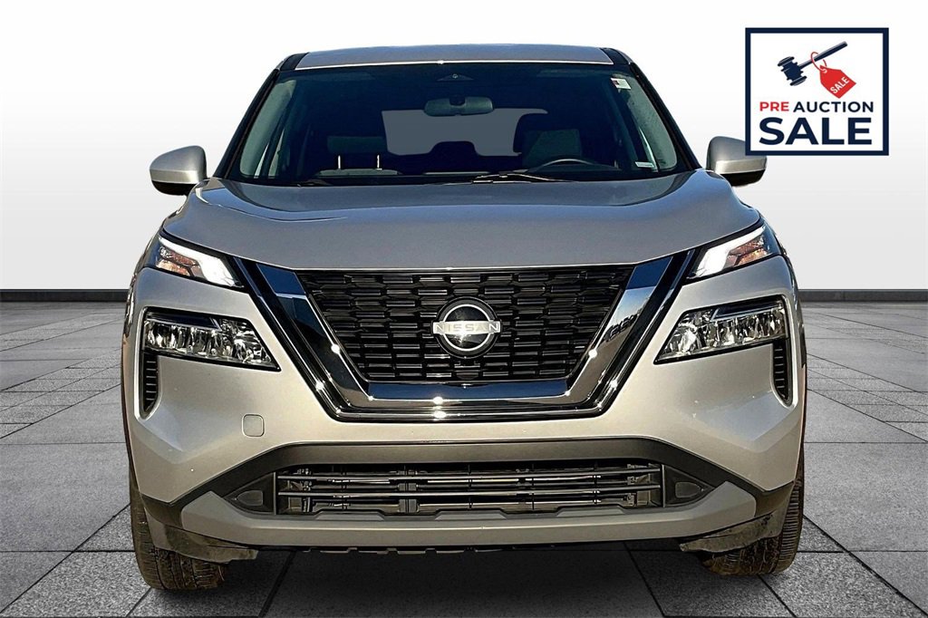 Used 2023 Nissan Rogue SV image 3