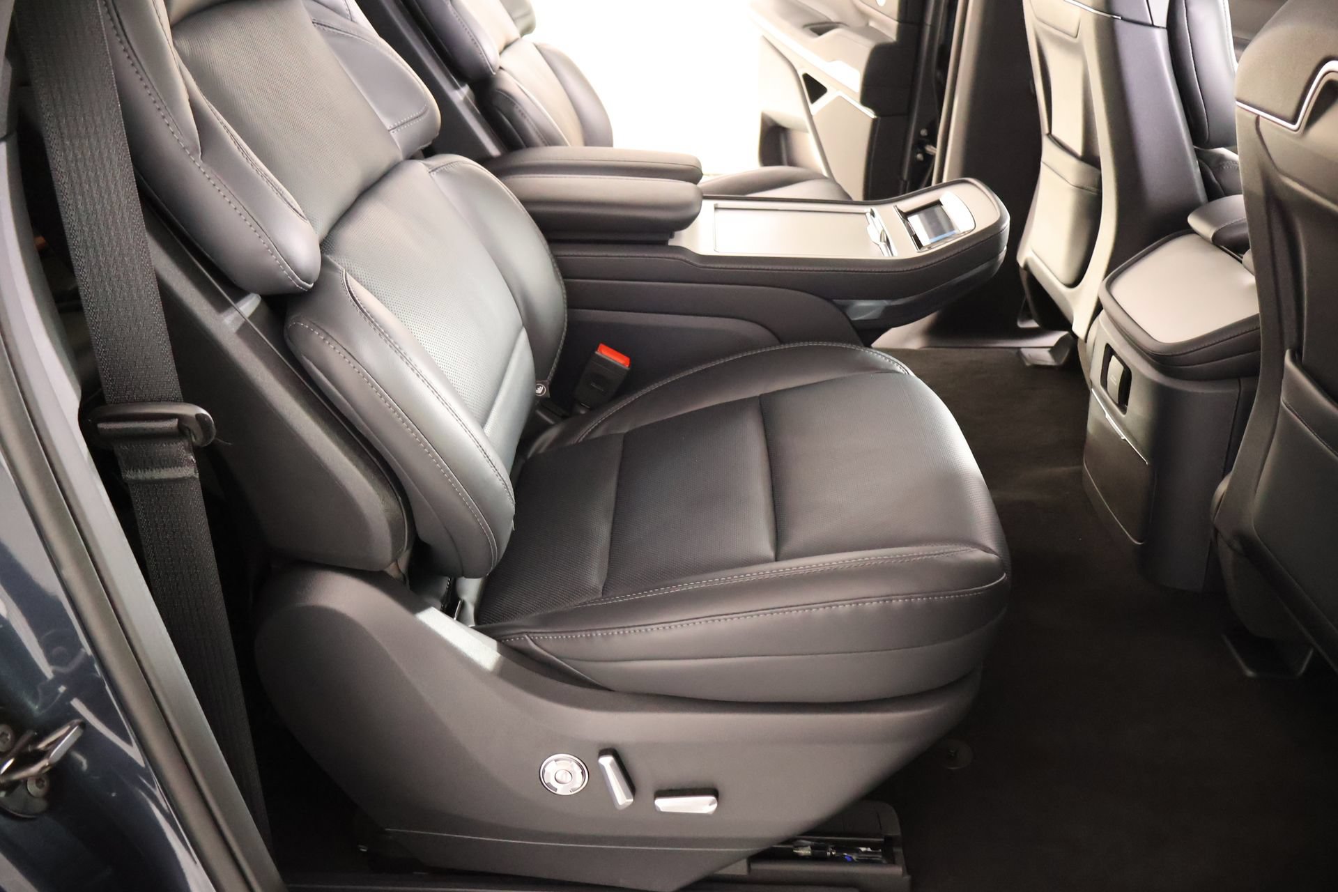 New 2026 Lincoln Navigator L Reserve w/ Jet Appearance Package AWD/4WD image 16