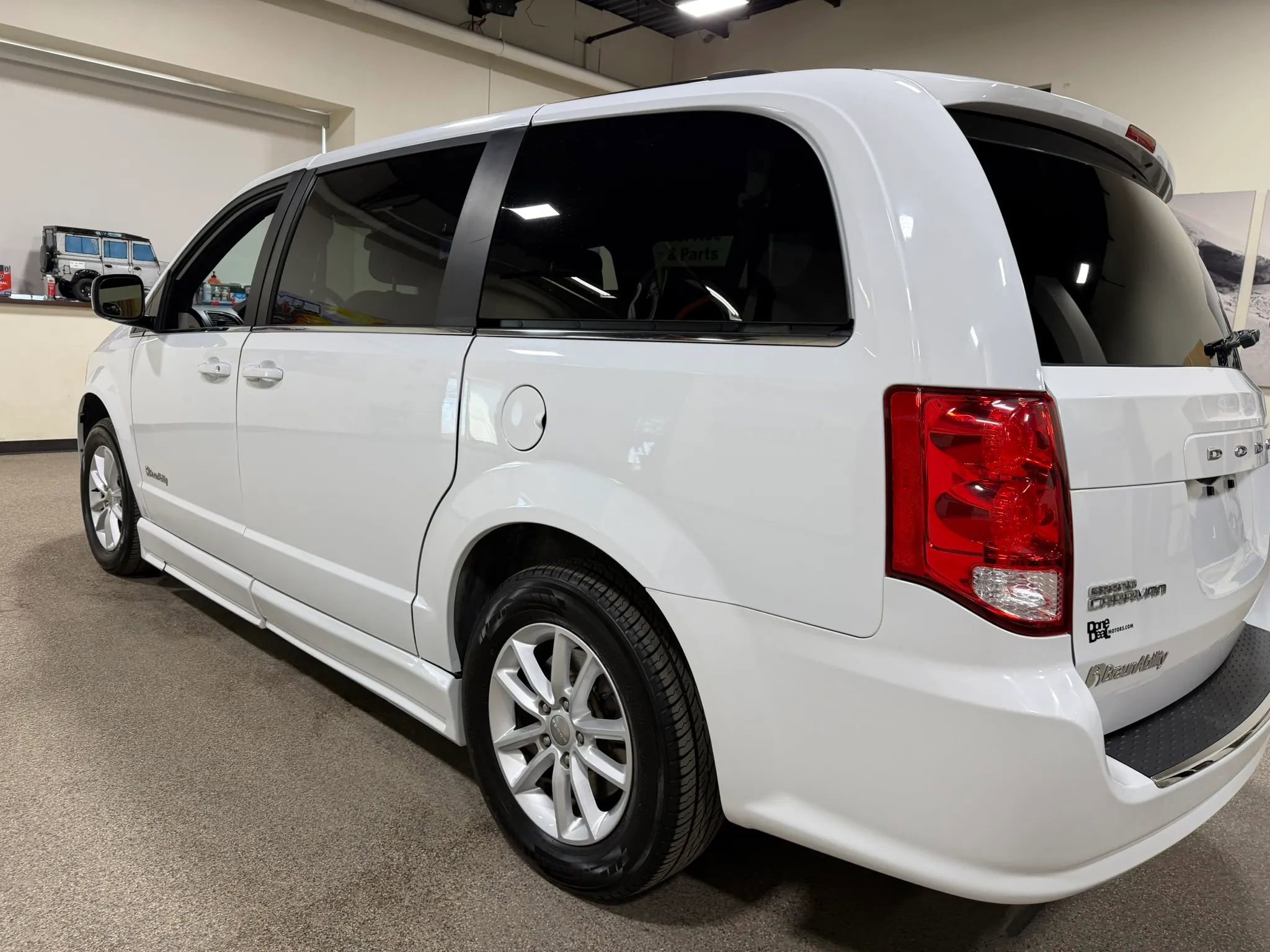 Used 2019 Dodge Grand Caravan SXT FWD image 14