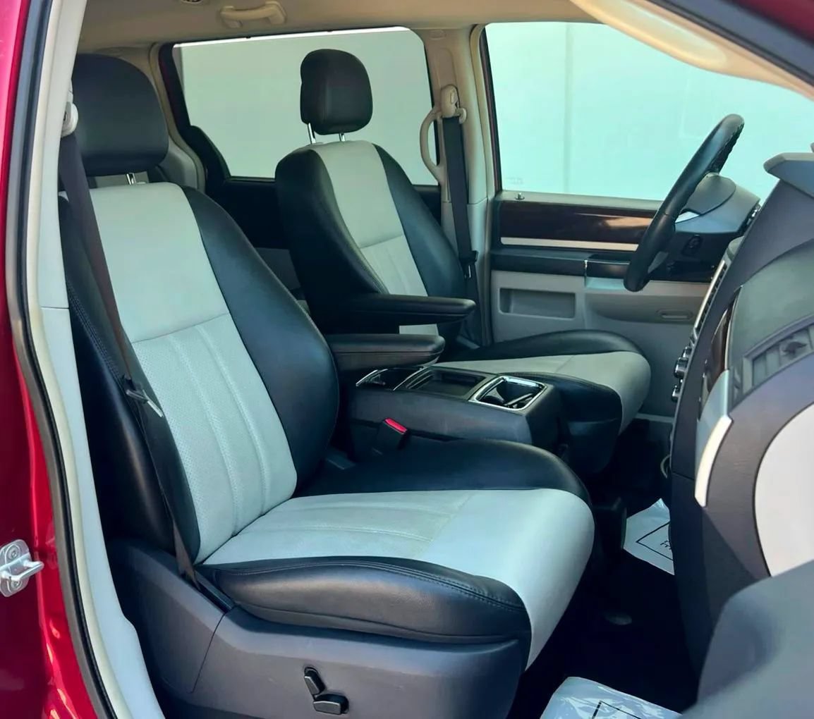 Used 2010 Chrysler Town & Country Touring Plus w/ Safetytec Group FWD image 23