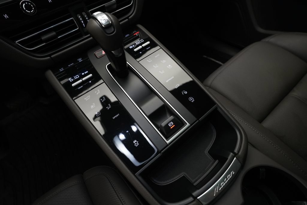 Certified 2023 Porsche Macan AWD/4WD image 25